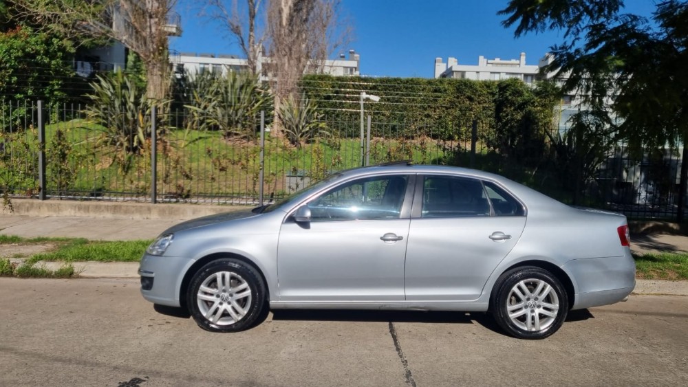 Volkswagen Vento Luxury 2.5 — foto 10